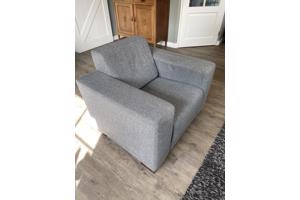 Gratis: mooie grijze bank en bijpassende fauteuil