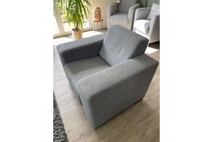 Gratis: mooie grijze bank en bijpassende fauteuil