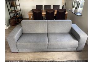 Gratis: mooie grijze bank en bijpassende fauteuil