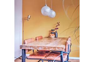 Houten tafel met metalen onderstel