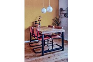 Houten tafel met metalen onderstel