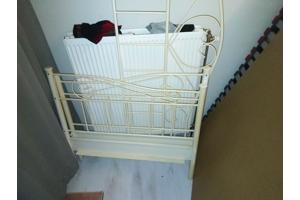 90x200 buizenframe bed (meisjesbed) 10jr oud - lattenbodem en matras zijn 21 maanden oud.