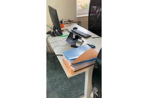 Verstelbaar wit bureau met bureaustoel