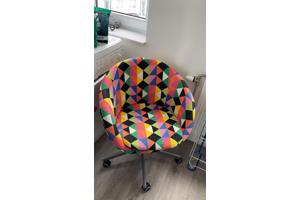 Verstelbaar wit bureau met bureaustoel