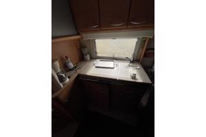 Caravan, zwart geschilderd