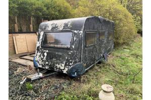 Caravan, zwart geschilderd