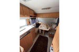 Caravan, zwart geschilderd