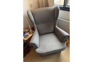 Grijze IKEA fauteuil STRANDMON