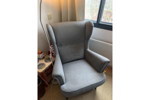 Grijze IKEA fauteuil STRANDMON