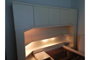 Slaapkamer meubel en kastenwand.