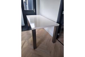Witte tafel met RVS poten