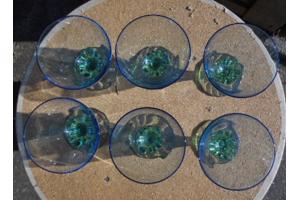 Zes BLAUWE GLAZEN OP GROENE VOET