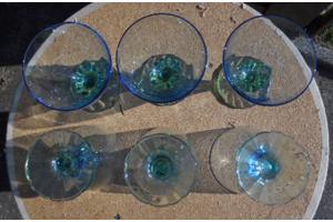 Zes BLAUWE GLAZEN OP GROENE VOET