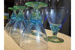 Zes BLAUWE GLAZEN OP GROENE VOET