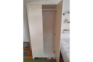 Gratis Kinderkamp Ikea met hanggedeelte en twee planken