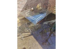 Gietijzeren glazen tafel met 4 stoelen