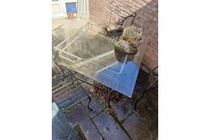 Gietijzeren glazen tafel met 4 stoelen