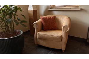 Mooie, recent nieuw gestoffeerde fauteuil.