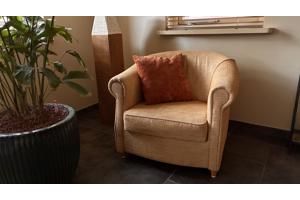 Mooie, recent nieuw gestoffeerde fauteuil.