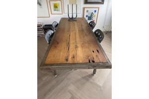 Eettafel met ijzeren onderstel