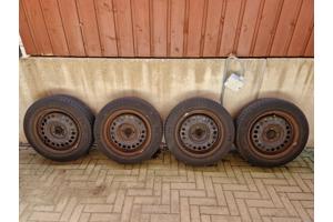 Vier zomerbanden 175/65R15 op velg