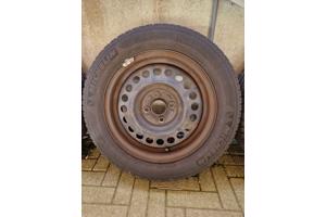 Vier zomerbanden 175/65R15 op velg