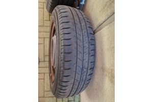 Vier zomerbanden 175/65R15 op velg