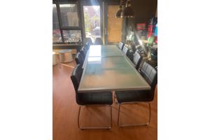 Te koop eettafel en 8 stoelen