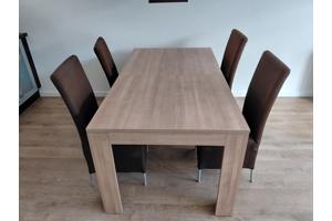 Eettafel met stoelen