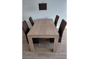Eettafel met stoelen