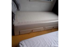 Bed met laden