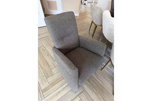 Vier eetkamer stoelen met wieltjes