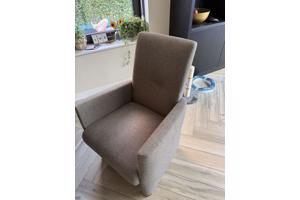 Vier eetkamer stoelen met wieltjes