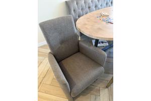 Vier eetkamer stoelen met wieltjes