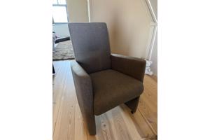 Vier eetkamer stoelen met wieltjes