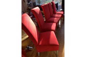 Vijf eetkamerstoelen rood
