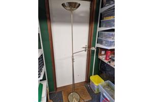 Staande lamp uplight met leeslamp.  Beide voorzien van dimmers