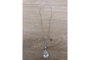 Prachtige verzilverde ketting met kristallen hanger sluiting