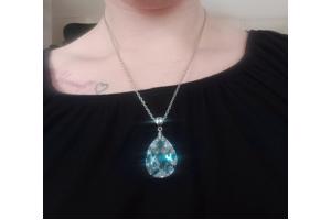 Prachtige verzilverde ketting met kristallen hanger sluiting