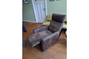 Twee fijne leren relaxstoelen