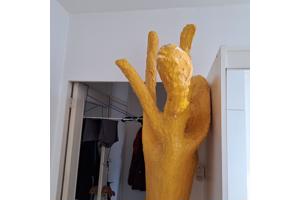 Graag witte plekjes met gele verf beschilderen.