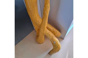 Graag witte plekjes met gele verf beschilderen.