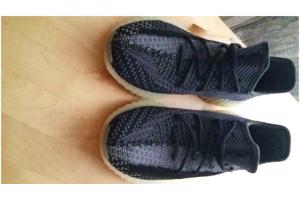 YEEZY BOOST 350 V2 CARBON EDITION