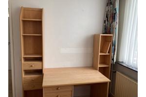Buro met bijbehorende (losse) boekenkasten