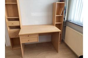 Buro met bijbehorende (losse) boekenkasten