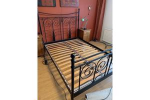 Zwart spijlen bed 140 x 200