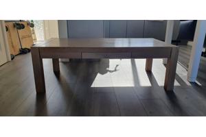 Zware houten bijzettafel