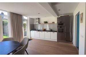 Witte rechte keuken met apparatuur in Breda