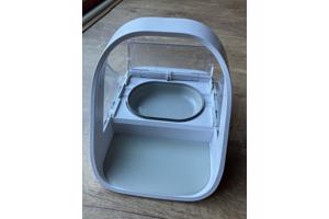 Elektrische voederbak die opent op chip in de nek van het huisdier