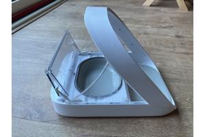 Elektrische voederbak die opent op chip in de nek van het huisdier